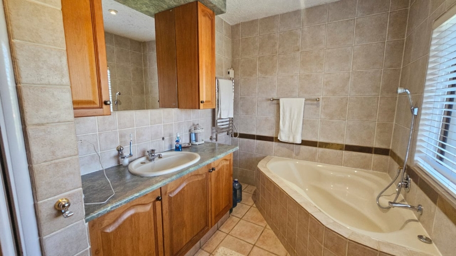 4 Bedroom Property for Sale in Ifafi North West